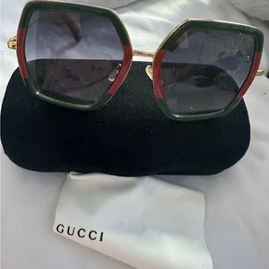 The Gucci GG0106S is a perfect choice of Sunglasses from the sensational Gucci!